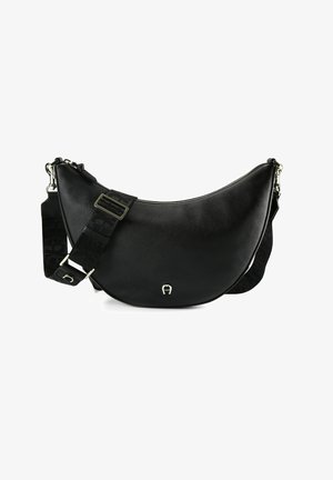 Borsa a tracolla in pelle nera con una forma curva, dotata di una tracolla testurizzata e ferrature argentate. Dettaglio del logo sul davanti.