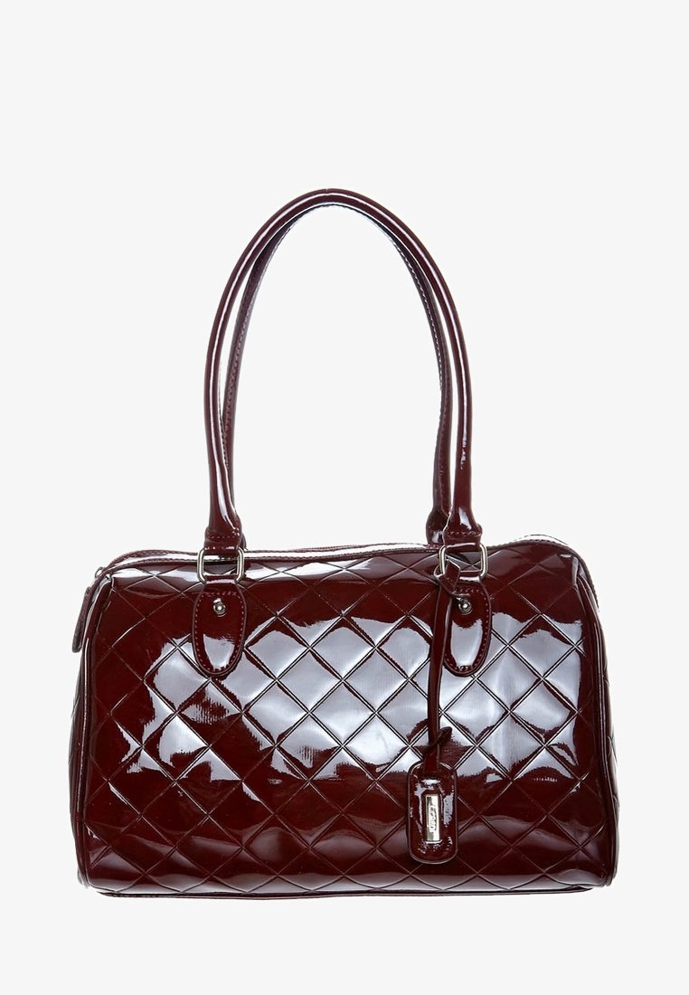 Sac à main en cuir verni bordeaux avec un motif matelassé, poignées doubles, quincaillerie en argent et un petit tag en attache. Forme rectangulaire.