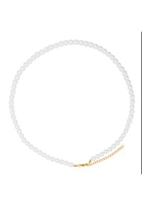 Collana di perline bianche con perline lucide distribuite uniformemente, completata con un gancio color oro e una catena regolabile.