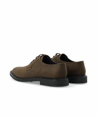 Chaussures en cuir marron avec une finition lisse, bout arrondi, semelle en caoutchouc noir et design classique à lacets. Accents de couture minimalistes.
