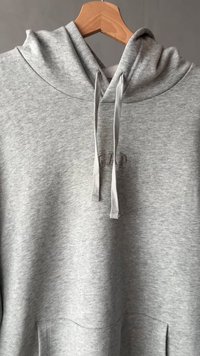 Hellegrauer Hoodie aus weichem Baumwollmix. Mit Kängurutasche, verstellbarem Kapuzenzug und bestickt mit dem GAP-Logo in passendem Faden.