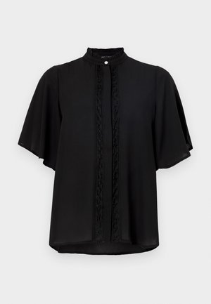Svart bluse med korte flaresleeves, høy hals og dekorativ trim nedover fronten. Glatt stoff med en subtil glans. Sentralt knappesymbol.