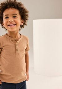 Next SHORT SLEEVE HENLEY NECK -REGULAR FIT - T-shirts print - tan brown