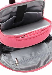 Borsa rosa con zip, dotata di un esterno testurizzato, un interno foderato in argento, molteplici compartimenti e una piccola tasca con zip per lo stoccaggio.
