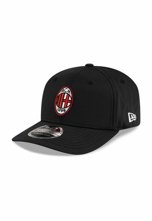Schwarze Kappe mit einem gebogenenschirm, die auf der Vorderseite ein gesticktes rotes und schwarzes AC Milan-Logo aufweist. Das Material ist glatt und strukturiert.