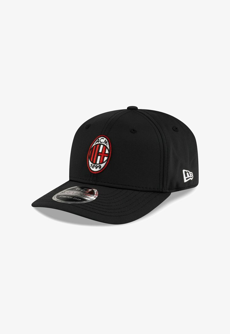 Schwarze Kappe mit einem gebogenenschirm, die auf der Vorderseite ein gesticktes rotes und schwarzes AC Milan-Logo aufweist. Das Material ist glatt und strukturiert.