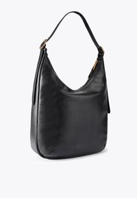 Czarna skórzana torba na ramię o gładkiej fakturze, zakrzywionym kształcie i pojedynczym pasku. Wyposażona w zamek błyskawiczny i złote akcenty metalowe.