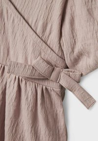 Robe rose clair en tissu texturé. Elle présente un design croisé et une ceinture à la taille, avec des détails froncés sur la jupe. Fini lisse.