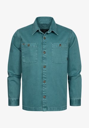 Camicia teal con bottoni, realizzata in tessuto resistente, caratterizzata da due tasche sul petto e bottoni marroni. Il design include un colletto classico e maniche lunghe.