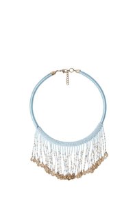 Collar de cuentas azules con forma semicircular, que presenta acentos dorados y detalles de flecos hechos de cuentas blancas y transparentes.