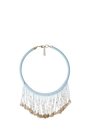Collar de cuentas azules con forma semicircular, que presenta acentos dorados y detalles de flecos hechos de cuentas blancas y transparentes.