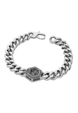 Silberkette mit sechseckigem Mittelteil, das einen großen facettierten Stein umgeben von kleineren dunklen Steinen und einem Verschluss zeigt.