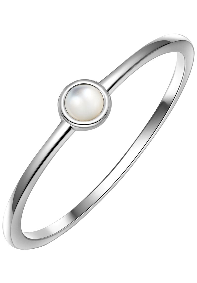 Srebrni prsten s glatkim, poliranim obrubom i okruglim bijelim biserom u središtu, postavljen u okrugli okvir. Jednostavan i elegantan dizajn.