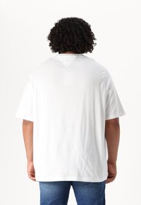 Tommy Hilfiger CHEST STRIPE TEE - T-Shirt print - white