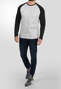 Solid Langarmshirt - black