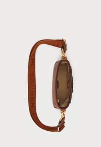 Καφέ δερμάτινη τσάντα χιαστί με υφή, χρυσά μεταλλικά στοιχεία και αποσπώμενο λουράκι με μοτίβο "LAUREN". Ανοιχτό επάνω μέρος, επενδεδυμένο εσωτερικό.