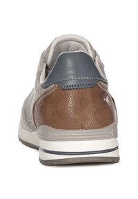 Herren-Sneaker mit einem grauen Mesh-Obermaterial, braunem Lederabsatz, blauen Akzenten und einer weißen Gummisohle mit dezenten Streifen. Verfügt über eine detaillierte Stickerei.