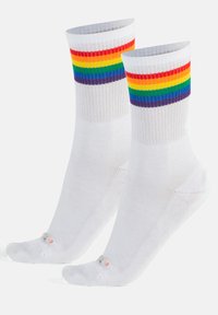 Calcetines blancos con un patrón de rayas multicolores en rojo, naranja, amarillo, verde, azul y púrpura en la parte superior. Pequeños acentos de color en las suelas.