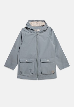 Hellblaue Kapuzenjacke mit Frontreißverschluss und zwei großen Taschen mit Druckknöpfen, auf schlichten Hintergrund präsentiert.