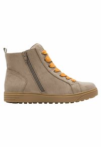 Beige Wildleder-Stiefeletten verfügen über orangefarbene Schnürsenkel, einen seitlichen Reißverschluss und eine strukturierten Gummisohle. Das Design beinhaltet einen gepolsterten Kragen und Kontrastnähte.