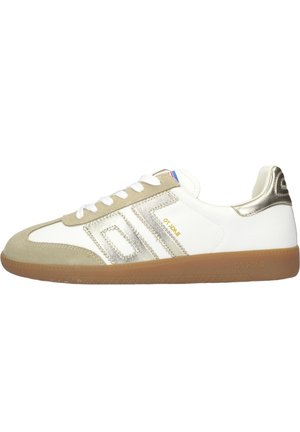 Witte en beige sneaker met metallic gouden accenten, witte veters, gumzool en gestikte geometrische patronen aan de zijkant.