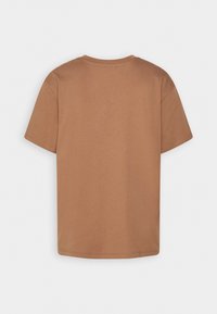 Brun bomull t-shirt med korta ärmar, rundad halsringning och en mjuk textur. Baksidan har inga mönster eller utsmyckningar.