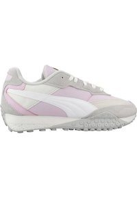 Zapatilla de color gris claro y rosa pastel, hecha de materiales de ante y sintéticos. Presenta una suela texturada y un diseño de franjas blancas distintivas.