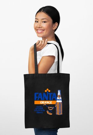 Czarna torba tote z logo Fanta Orange, w tym graficznym przedstawieniem pomarańczowej butelki oraz tekstem w niebieskim i pomarańczowym, z podwójnymi ramiączkami na ramię.