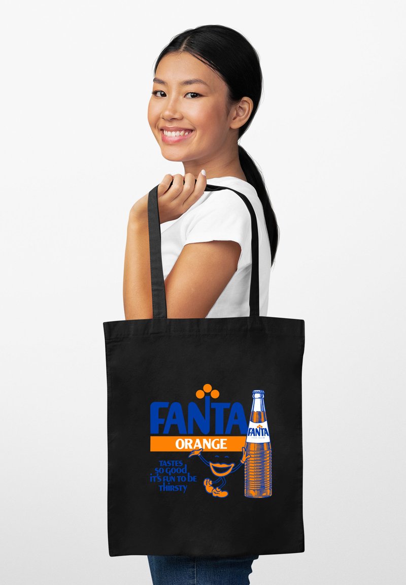 Czarna torba tote z logo Fanta Orange, w tym graficznym przedstawieniem pomarańczowej butelki oraz tekstem w niebieskim i pomarańczowym, z podwójnymi ramiączkami na ramię.