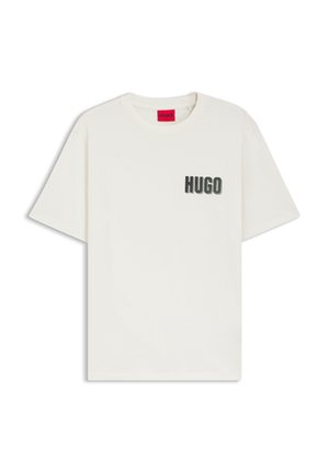 Weißes T-Shirt mit kurzen Ärmeln und Rundhalsausschnitt, schwarzer "HUGO"-Schriftzug auf der linken Brust und rotem Etikett im Innenkragen.