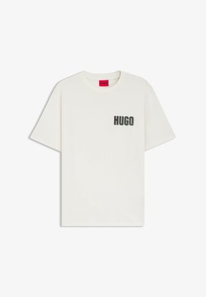 Weißes T-Shirt mit kurzen Ärmeln und Rundhalsausschnitt, schwarzer "HUGO"-Schriftzug auf der linken Brust und rotem Etikett im Innenkragen.
