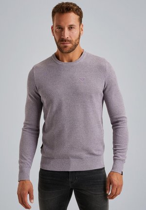 Hellpurpurner Strickpullover mit Rundhalsausschnitt, langen Ärmeln, gerippten Bündchen und Saum, subtiler Strukturierung und kleinem Logo auf der Brust.