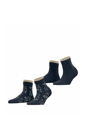 Deux paires de chaussettes basses, une de couleur sombre unie et une autre sombre avec des motifs floraux multicolores, exposées sur des mannequins de pieds.