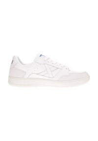 Sneaker bianco con pelle liscia e dettagli in suede, punta rotonda, chiusura con lacci e suola in gomma testurizzata. Presenta elementi di design minimalista.