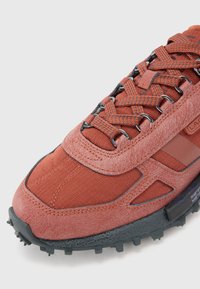 Lacoste ELITE ACTIVE  - Tenisice - orange/ dark grey