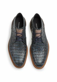 Zapatos de piel texturizada en negro y azul con un patrón de cocodrilo, acentos marrones y cordones oscuros. Suela duradera con un diseño de punta redonda.