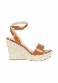 Sandalo con zeppa in pelle marrone, dotato di cinturino alla caviglia, tacco in corda intrecciata in stile espadrillas e plantare liscio. Design semplice con un'estetica minimalista.