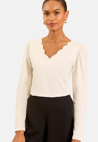 REGULAR FIT - SCALLOP V-NECK     - Longsleeve - ivory