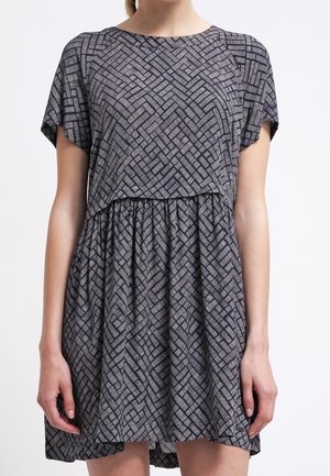 Kurzärmeliges Kleid in Navy und Weiß mit geometrischem Muster. Strukturierter Stoff, lockere Passform und geraffte Taille.