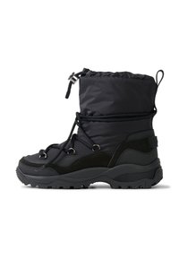 Černá zateplená zimní bota s polstrovan�ým vrškem, nylonovým pláštěm a gumovou podrážkou s texturovaným vzorem pro lepší přilnavost. Nastavitelné šněrování a kovové detaily.