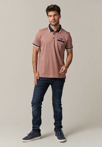 Non sélectionné, dark pink