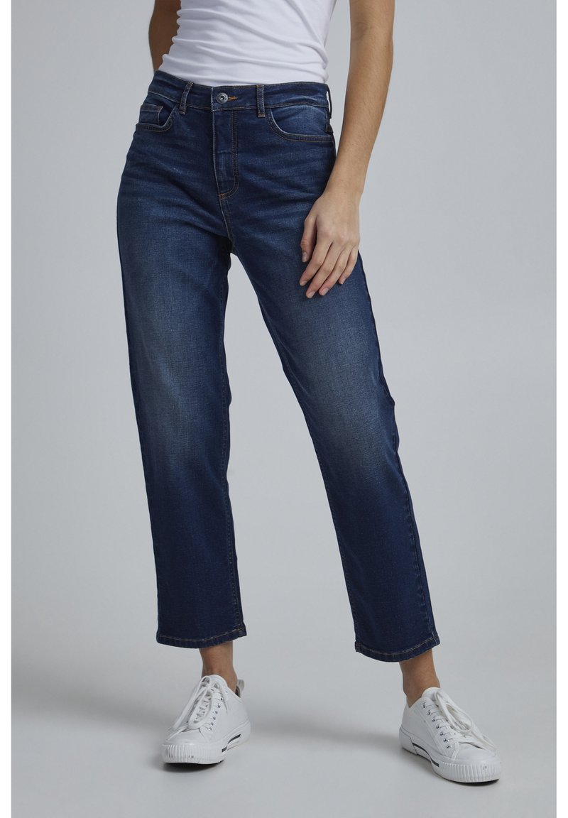 Mörkblå denimjeans med rak, avslappnad passform. Har fem fickor, knappstängning och kontrasterande orange sömmar.