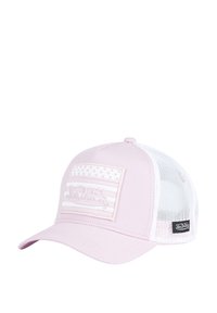 Casquette rose clair avec un dos en mesh blanc, ornée d'un patch avec un design discret du drapeau américain et "Von Dutch" brodé en cursive.