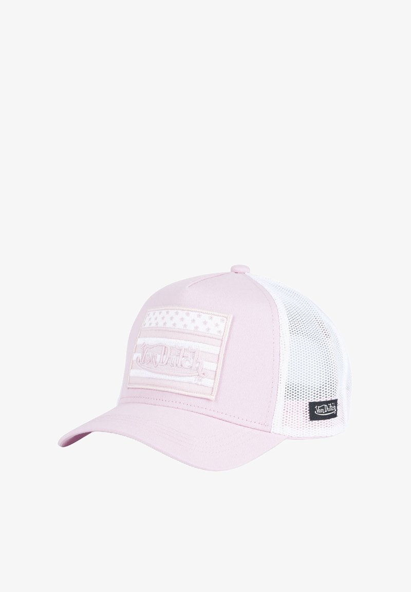 Casquette rose clair avec un dos en mesh blanc, ornée d'un patch avec un design discret du drapeau américain et "Von Dutch" brodé en cursive.