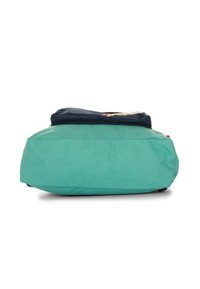 Bolsa de tela azul y verde azulado con forma redondeada, textura suave y cierre con solapa estampada. Incluye un acento naranja en el lateral.