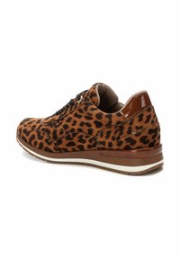 Zapatillas de leopardo de ante, con un tacón brillante en marrón y una suela blanca, de superficie texturizada y diseño con cordones.