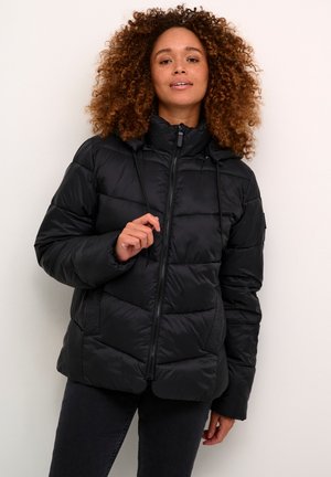 Doudoune noire avec fermeture éclair, capuche et cordons de serrage. Caractéristiques : rembourrage matelassé et poches latérales, fabriquée à partir d'un tissu lisse et brillant.