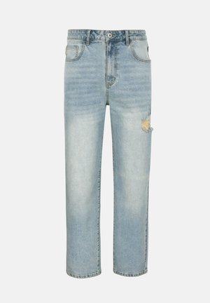 Lyseblå denimjeans med en falmet vask og en liten slitt rift på høyre lår, femlommers design og knappelukking.
