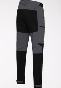 Outdoor-Hosen mit einer Mischung aus grauen und schwarzen Materialien, verstärkten Knien, mehreren Taschen und verstellbaren Bündchen für Funktionalität.