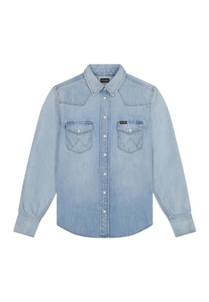 Ανοιχτό μπλε πουκάμισο από τζιν με μακριά μανίκια, μυτερό γιακά, κουμπιά τύπου snap μπροστά και δύο θήκες στο στήθος με καπάκια κλεισίματος.